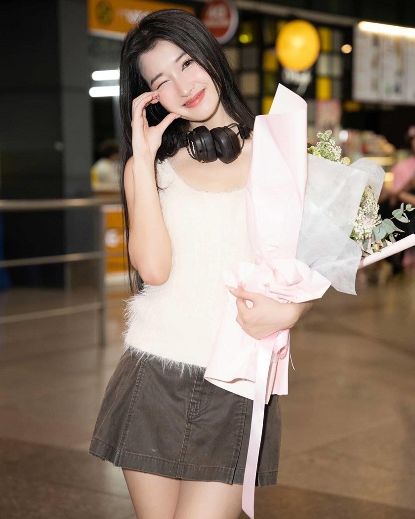 Ở sân bay, Phương Nhi nhí nhảnh khi mặc áo 3 lỗ cùng váy ngắn trẻ trung.