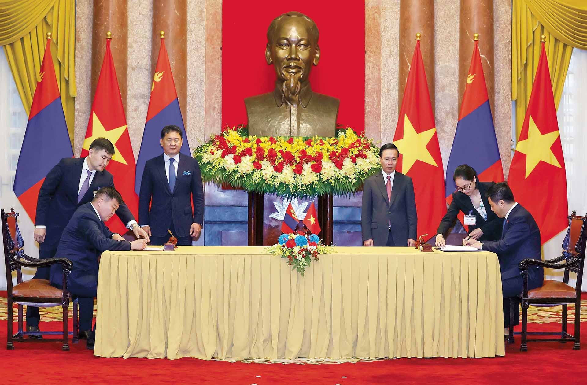 Chủ tịch nước Võ Văn Thưởng và Tổng thống Mông Cổ Ukhnaagiin Khurelsukh chứng kiến lễ ký văn kiện hợp tác giữa hai bên, ngày 1/11. (Nguồn: TTXVN)