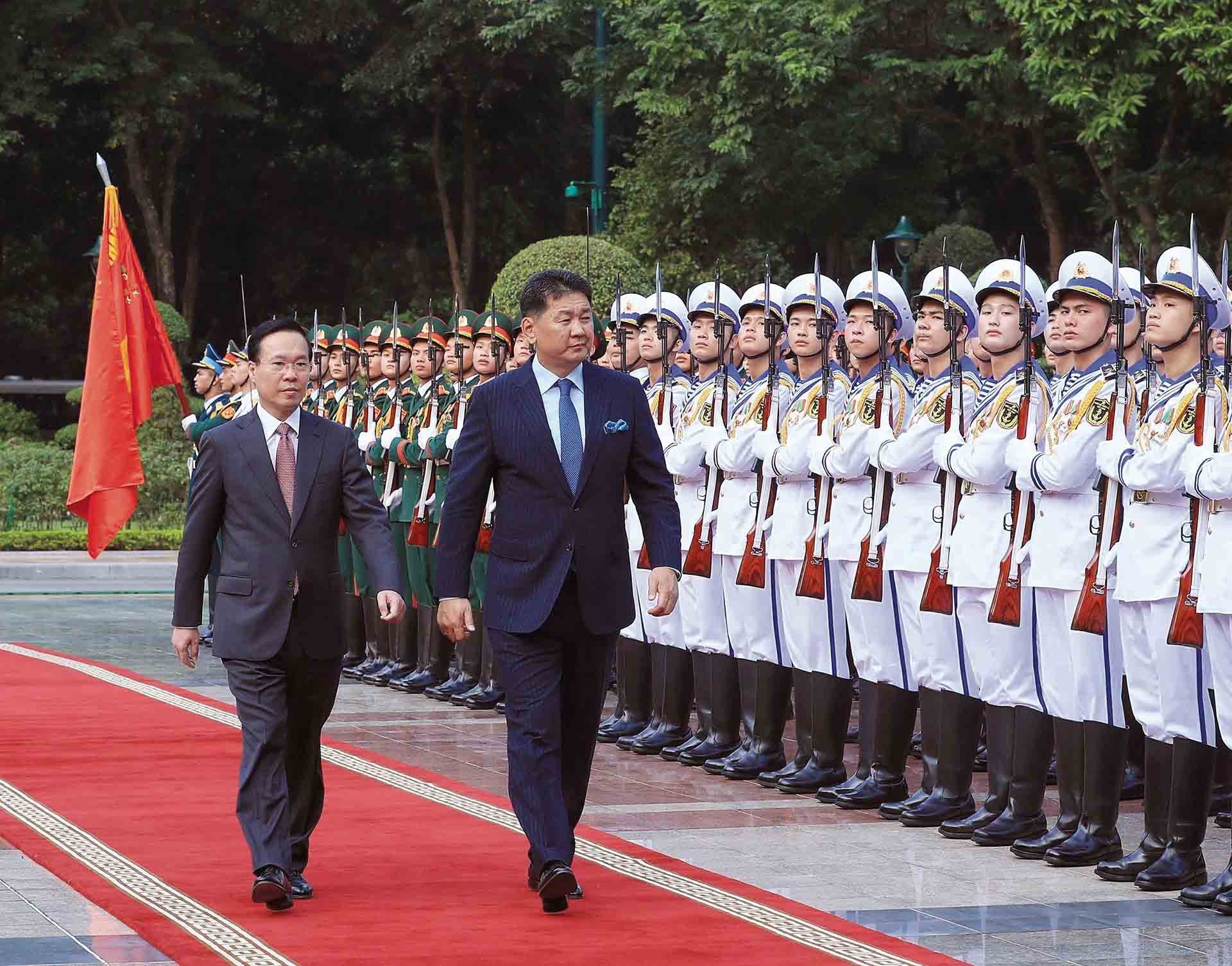 Chủ tịch nước Võ Văn Thưởng và Tổng thống Mông Cổ Ukhnaagiin Khurelsukh tại Lễ đón chính thức, ngày 1/11. (Nguồn: TTXVN)
