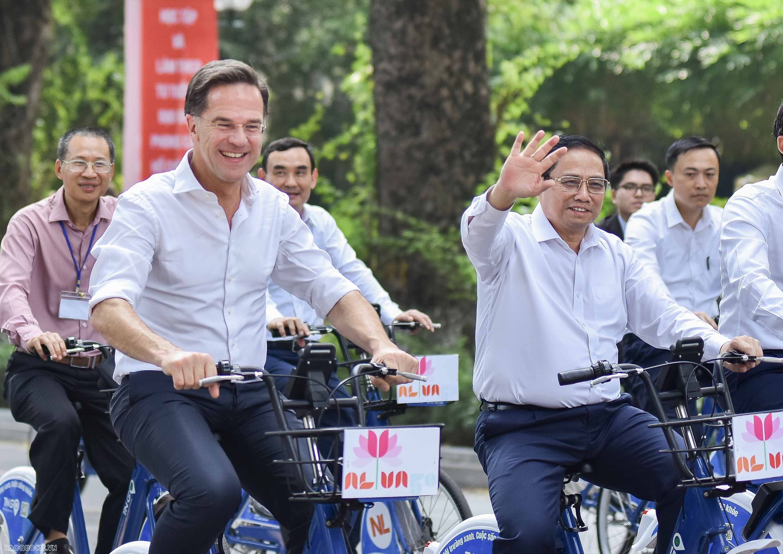 Thủ tướng Phạm Minh Chính và Thủ tướng Mark Rutte đạp xe ngắm phố phường Hà Nội
