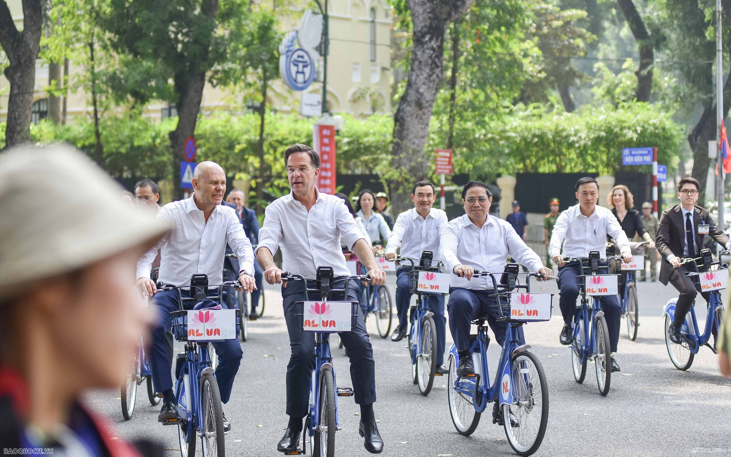 Thủ tướng Phạm Minh Chính và Thủ tướng Mark Rutte đạp xe ngắm phố phường Hà Nội