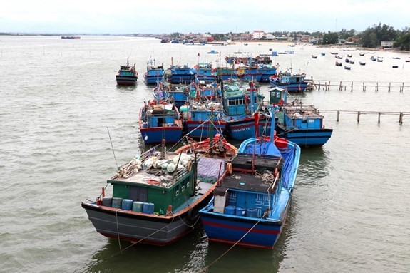 Tàu cá của ngư dân huyện Gio Linh, tỉnh Quảng Trị vào bờ sau chuyến đánh bắt trên biển. (Nguồn:TTXVN)