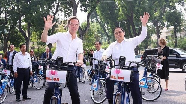 Vietnamese, Dutch Prime Ministers make cycling tour to explore Hanoi’s beauty