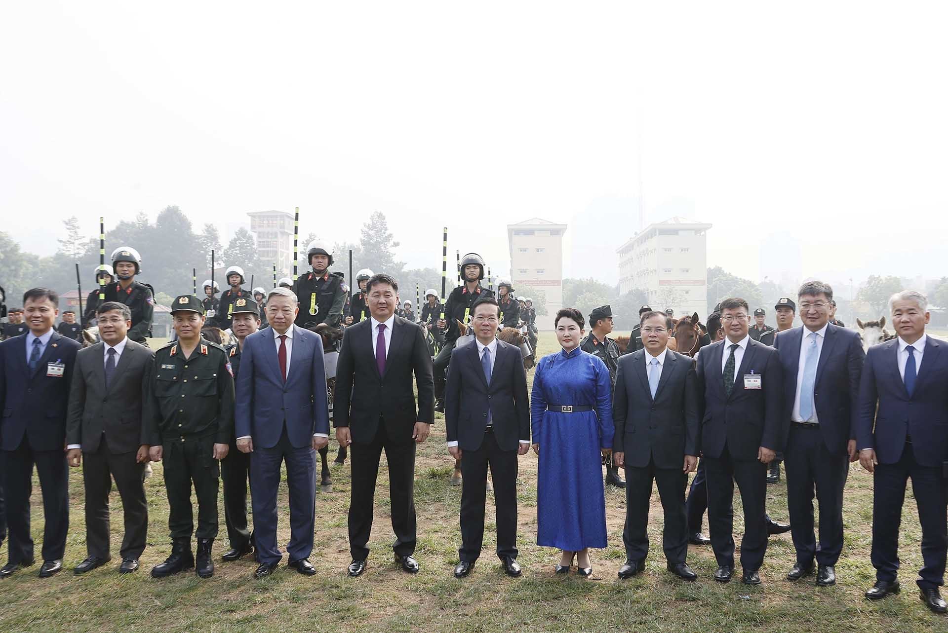 Chủ tịch nước Võ Văn Thưởng và Tổng thống Mông Cổ Ukhnaagiin Khurelsukh và các đại biểu với các chiến sĩ Cảnh sát cơ động kỵ binh. Ảnh: Thống Nhất – TTXVN