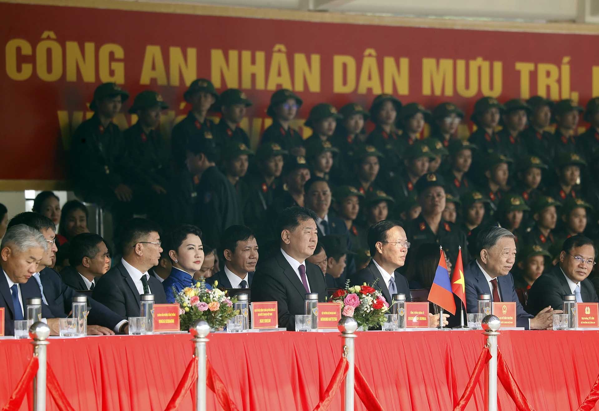 Chủ tịch nước Võ Văn Thưởng và Tổng thống Mông Cổ Ukhnaagiin Khurelsukh và các đại biểu xem các chiến sĩ Cảnh sát cơ động kỵ binh trình diễn võ thuật trên lưng ngựa. (Nguồn: TTXVN)