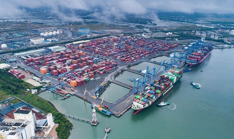 Việt Nam có lợi thế về giao thông đường biển, khi gần các tuyến đường hàng hải quốc tế và khu vực - đây là những điều kiện thuận lợi để Việt Nam phát triển ngành hàng hải, công nghiệp tàu thủy và logistics (Trong ảnh: Bốc, xếp hàng hóa tại cảng quốc tế Tân Cảng - Cái Mép). (Nguồn: baobariavungtau)