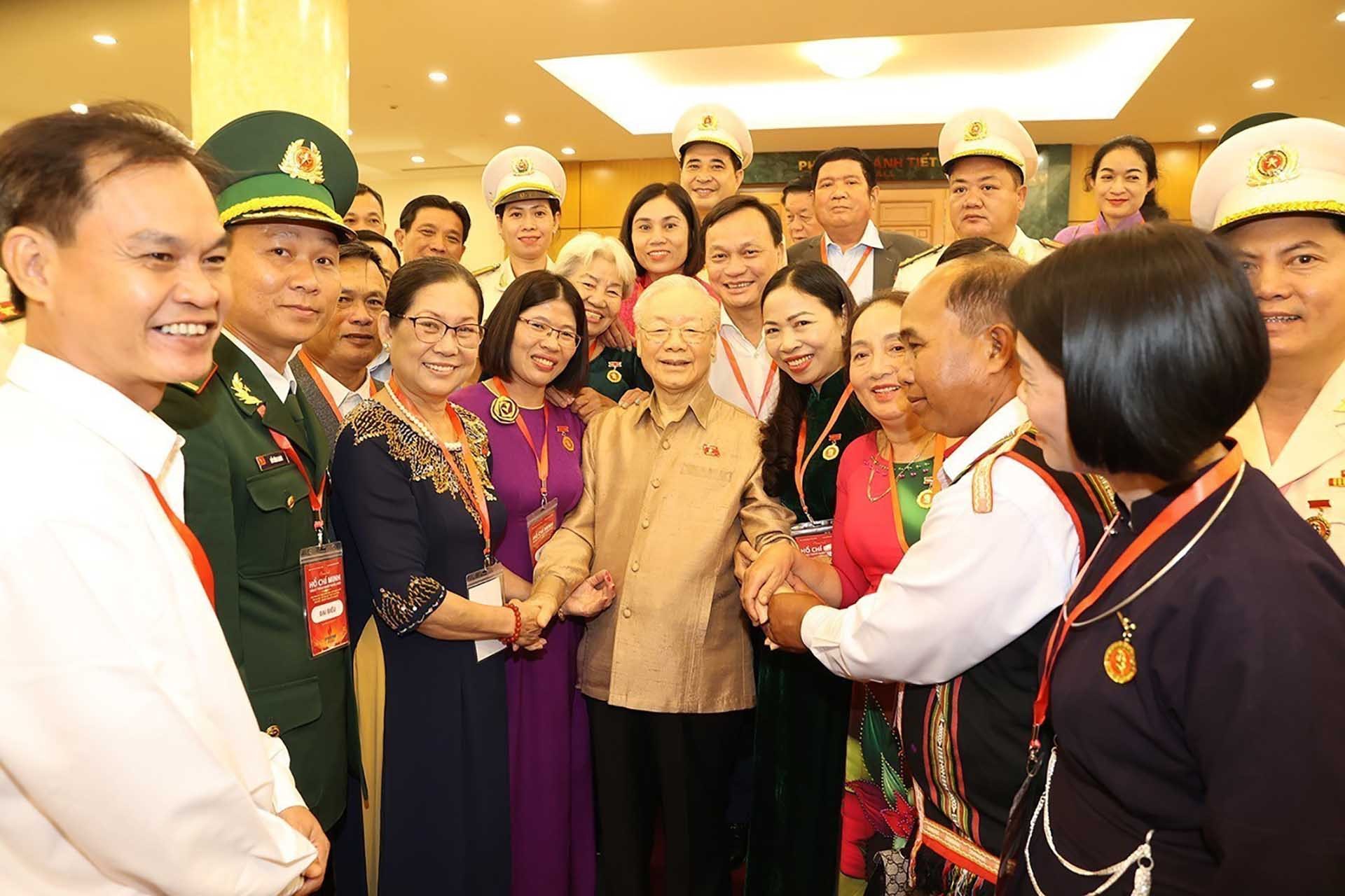 Tổng Bí thư Nguyễn Phú Trọng với các đại biểu điển hình tiêu biểu toàn quốc. (Nguồn: TTXVN)