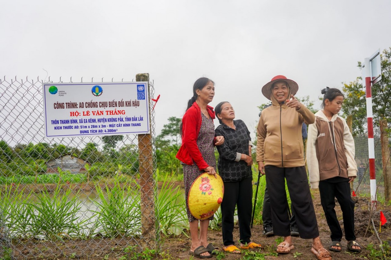 Bàn giao ao chống chịu biến đổi khí hậu để kịp ứng phó với mùa khô hạn sắp tới tại Đắk Lắk