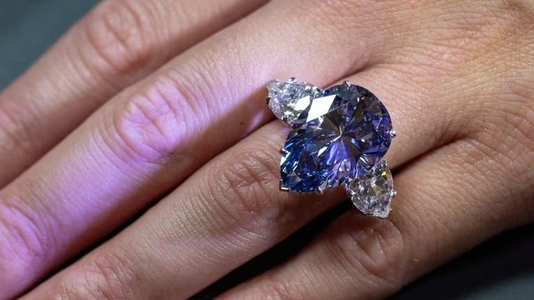 Thụy Sỹ sắp bán đấu giá viên kim cương xanh lam đẹp hoàn hảo và một số trang sức quý hiếm