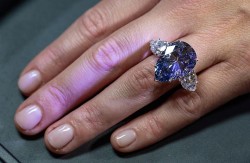 Thụy Sỹ sắp bán đấu giá viên kim cương xanh lam đẹp hoàn hảo và một số trang sức quý hiếm