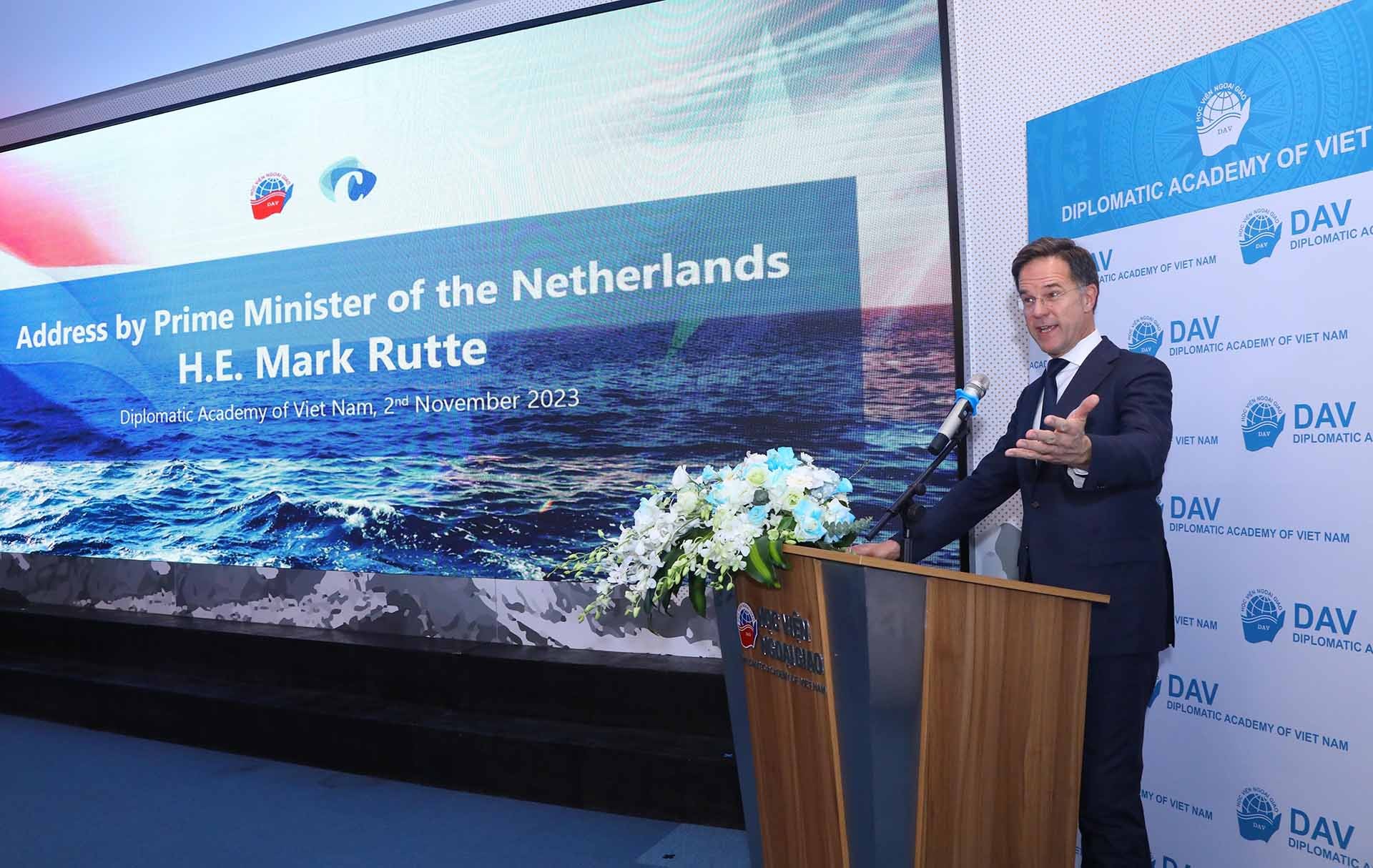 Thủ tướng Hà Lan thăm Học viện Ngoại giao và dự Hội thảo bàn tròn ‘Luật pháp quốc tế và trật tự trên biển’