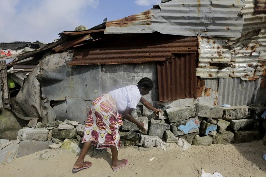 Một cư dân ở Monrovia, Liberia, đã cố gắng gia cố ngôi nhà của mình để chống xói mòn do biển.Tín dụng...Ahmed Jallanzo / EPA, thông qua Shutterstock