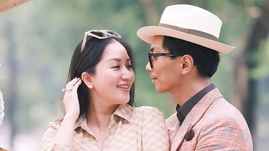 Hình ảnh vợ chồng Khánh Thi - Phan Hiển ngọt ngào dạo phố Hà Nội ngày Thu