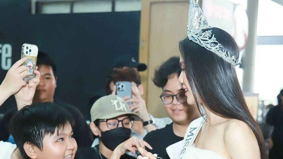 Hoa hậu Bùi Quỳnh Hoa lên đường dự thi Miss Universe 2023