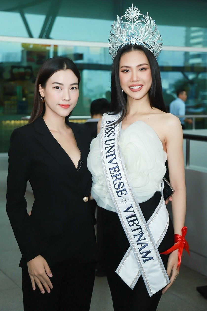Dù công việc bận rộn, MC Hoàng Oanh (bên trái) vẫn kịp có mặt để động viên Hoa hậu Bùi Quỳnh Hoa. Nữ MC cho biết, cô có 3 buổi luyện giọng, góp ý về nội dung, cách trả lời ứng xử cho Miss Universe Vietnam 2023. 