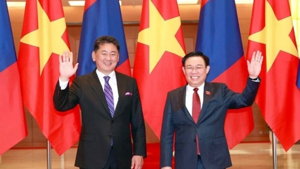 NA Chairman Vuong Dinh Hue welcomes Mongolian President Ukhnaagiin Khurelsukh