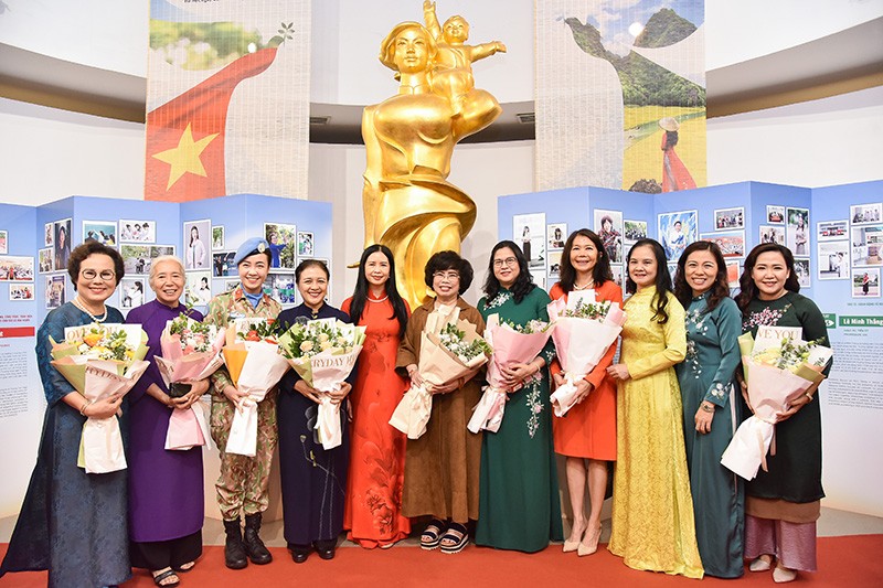 Đại sứ Nguyễn Phương Nga (thứ tư từ trái) tại Triển lãm ảnh vinh danh 17 Gương mặt Hành động của Việt Nam, ngày 20/10. (Ảnh: Nguyễn Hồng)