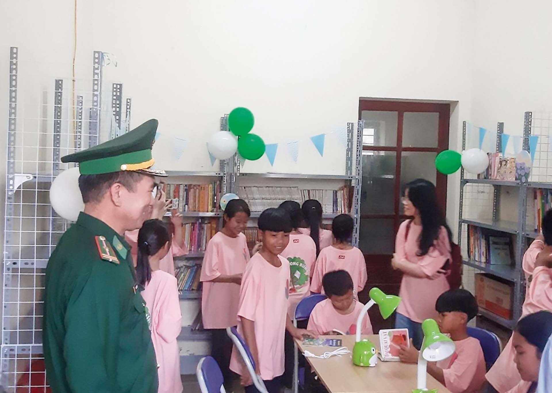 Bộ đội biên phòng Môn Sơn chỉ bảo kỹ năng sống mỗi ngày cho học sinh Đan Lai. (Ảnh: NVCC)