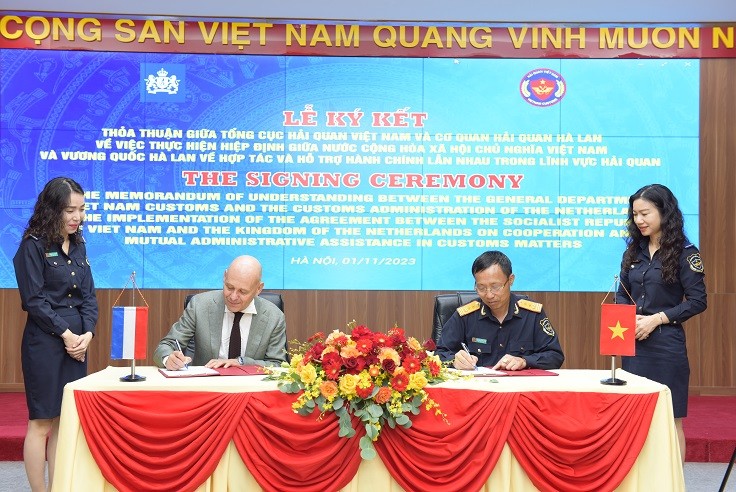 Tổng cục trưởng Tổng cục Hải quan Nguyễn Văn Cẩn và Đại sứ Vương quốc Hà Lan tại Việt Nam Kees van Baar ký Thỏa thuận, ngày 1/11, tại Hà Nội. (Nguồn: Tổng cục Hải quan)