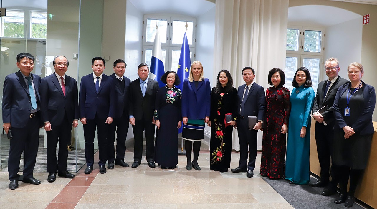 Trong ảnh: Đồng chí Trương Thị Mai cùng Bộ trưởng Ngoại giao Phần Lan Elina Valtonen (đứng giữa) chụp ảnh chung với Đoàn. (Nguồn: TTXVN)