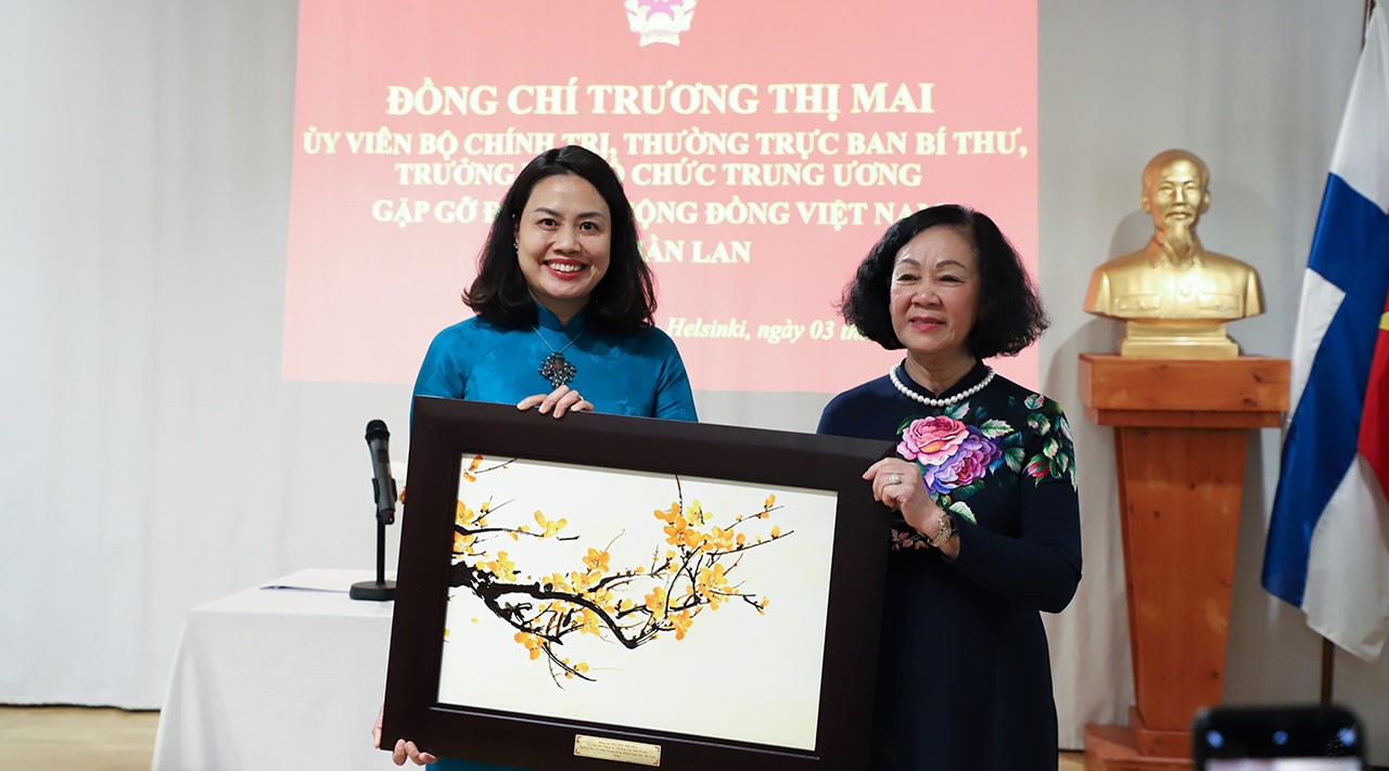 Trong ảnh: Đồng chí Trương Thị Mai tặng quà lưu niệm cho Đại sứ Việt Nam tại Phần Lan Phạm Thị Thanh Bình. (Nguồn: TTXVN)