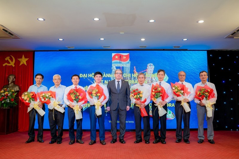 Ambassador of the Republic of Azerbaijan to Vietnam Shovgi Mehdizada (in the middle) with the delegates. (Photo: NDO)