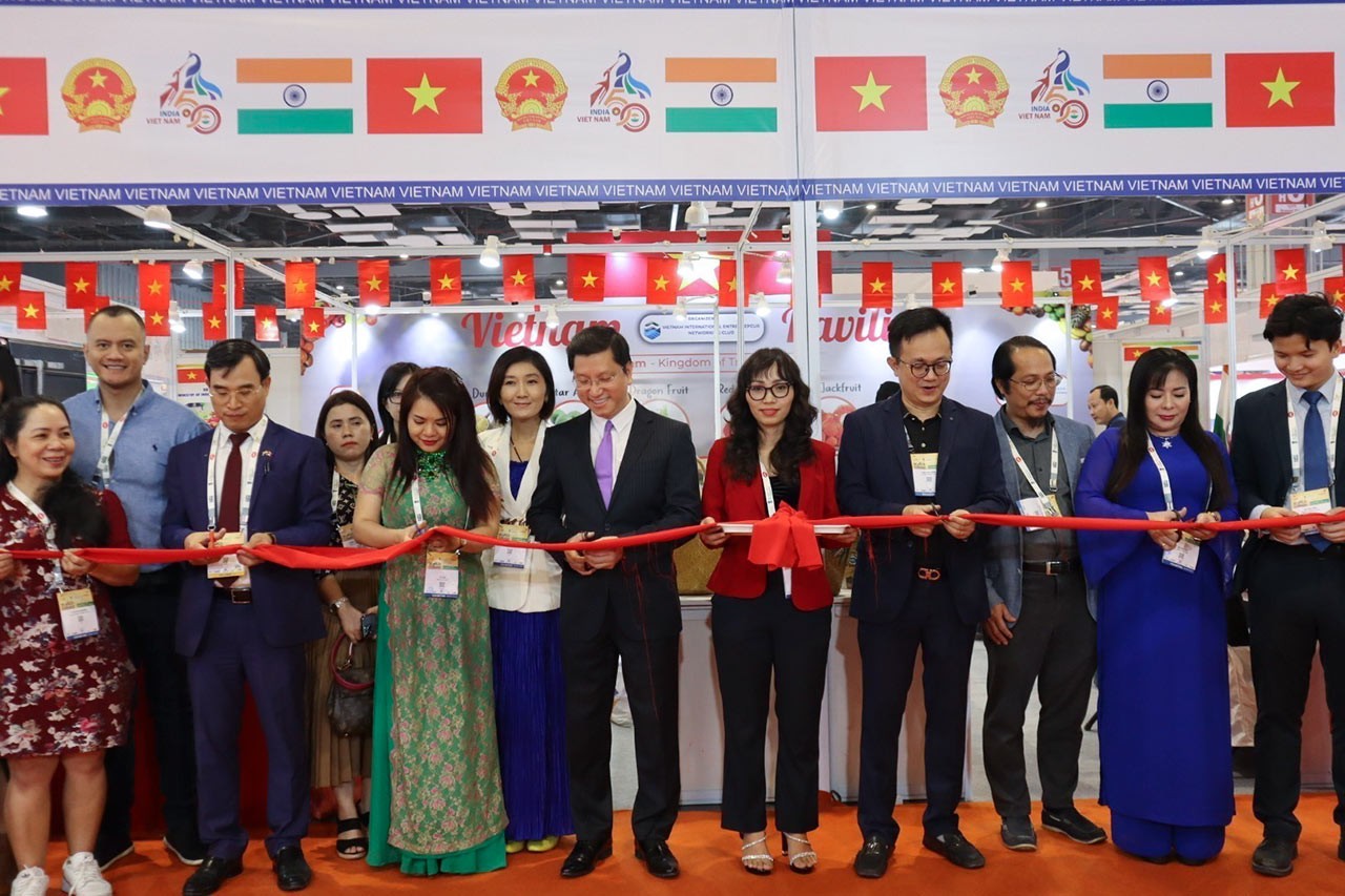 Đại sứ Việt Nam tại Ấn Độ Nguyễn Thanh Hải cắt băng khai trương khu gian hàng của Việt Nam tại 'Hội chợ Thế giới thực phẩm Ấn Độ 2023'. (Nguồn: TTXVN)