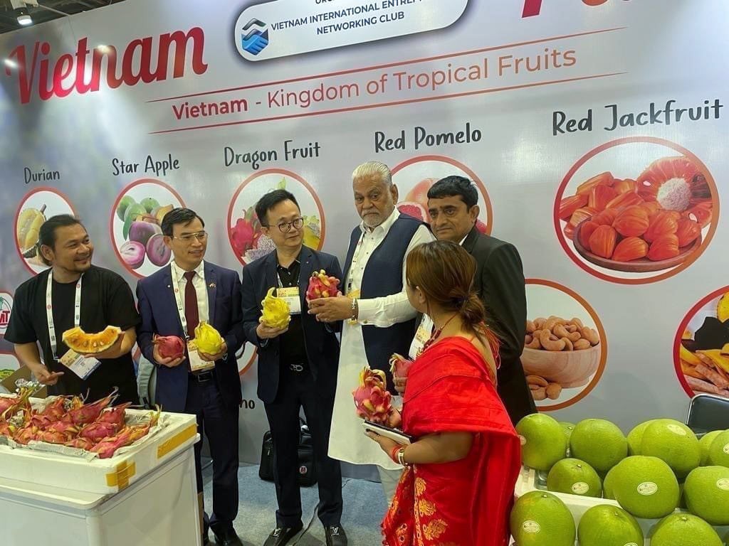 Bộ trưởng Bộ Chăn nuôi, Sữa và Thủy sản Ấn Độ Parshottam Rupala (thứ ba, từ phải sang) thăm khu gian hàng Việt Nam. (Nguồn: TTXVN)