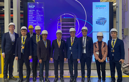 Đoàn công tác thăm Nhà máy sản xuất của Siemens Energy. (Nguồn: PVN)PetroVietnam