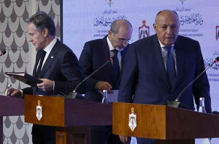 Ngoại trưởng Hoa Kỳ Antony Blinken, trái, Ngoại trưởng Ai Cập Sameh Shoukry, phải, và Phó Thủ tướng kiêm Bộ trưởng Ngoại giao Jordan Ayman Safadi tham dự cuộc họp báo ở Amman, Jordan, Thứ Bảy, ngày 4 tháng 11 năm 2023. AP
