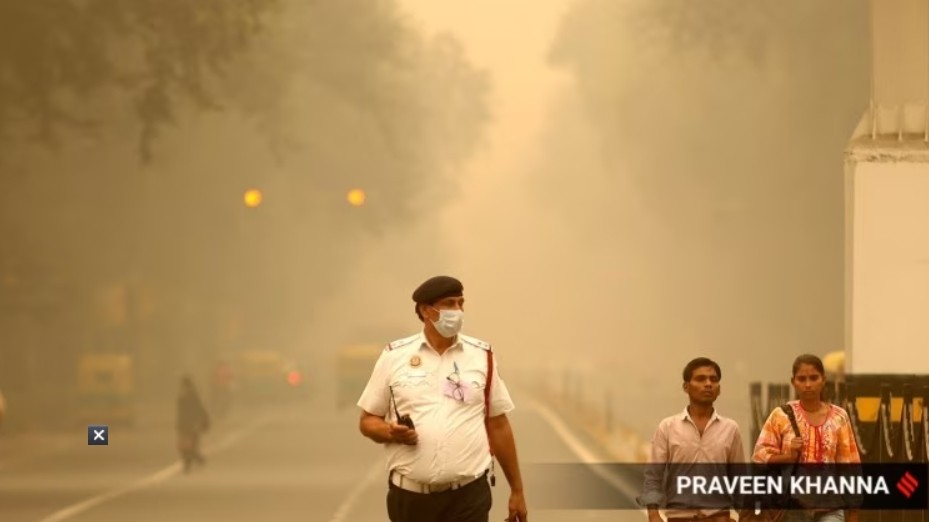 Một cảnh sát giao thông trong màn sương mù dày đặc ở New Delhi. (Nguồn: Indian Express)