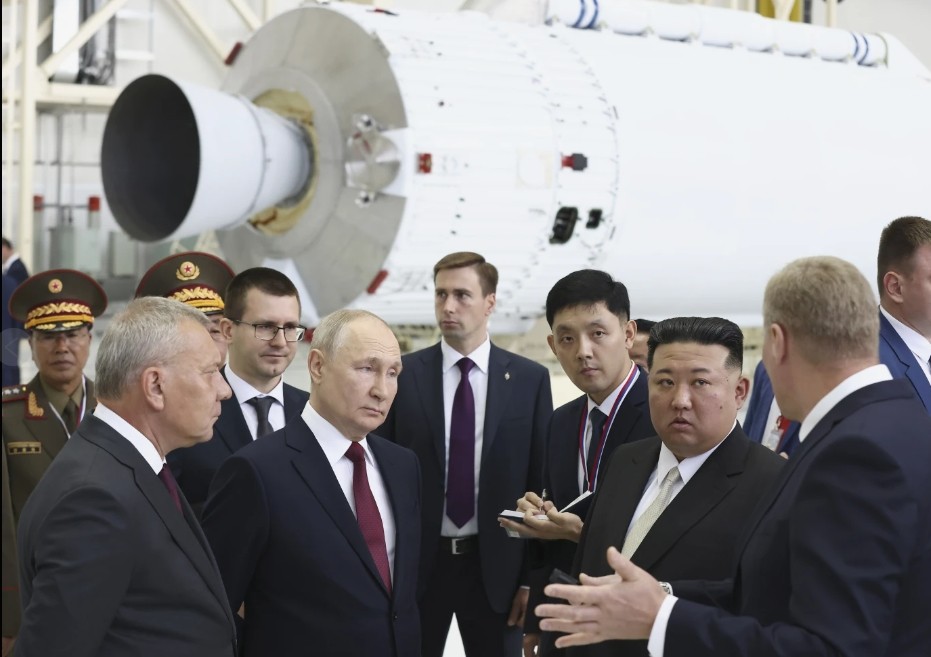 Tổng thống Nga Putin và Nhà lãnh đạo Triều Tiên Kim Jong Un tại sân bay vũ trụ Vostochny, ngày 13/9/2023. (Nguồn: AP)