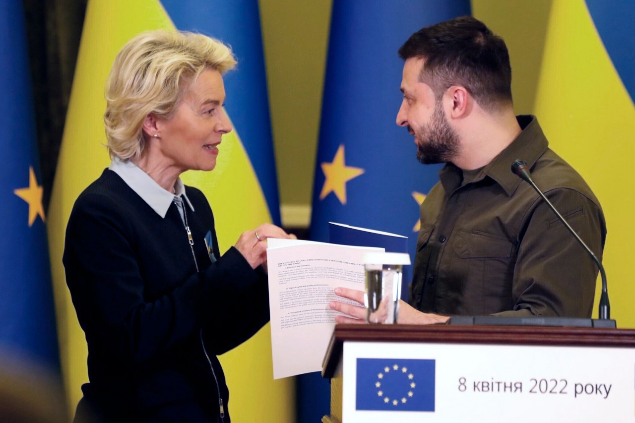 European Commission President Ursula von der Leyen speaks with Ukrainian President Volodymyr Zelensky in Kyiv, Ukraine on April 8. (Nguồn: AP)