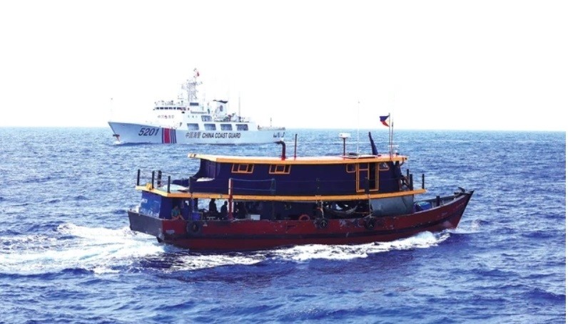 Một tàu tiếp tế của Philippines và tàu hải cảnh Trung Quốc ở Biển Đông gần đây