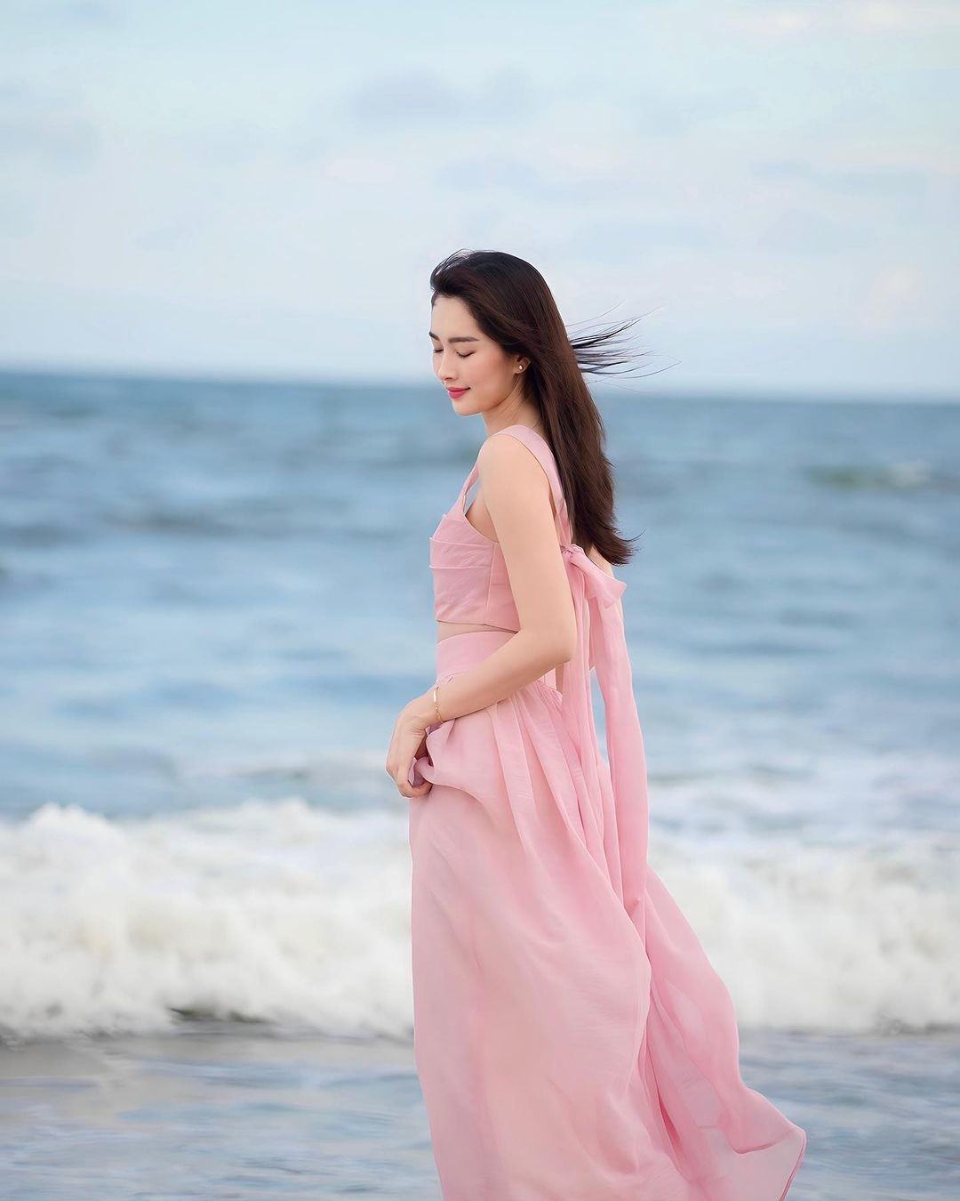 Hoa hậu Đặng Thu Thảo tôn dáng mảnh mai với thời trang nữ tính khi đi biển
