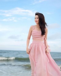 Hoa hậu Đặng Thu Thảo tôn dáng mảnh mai với thời trang nữ tính khi đi biển