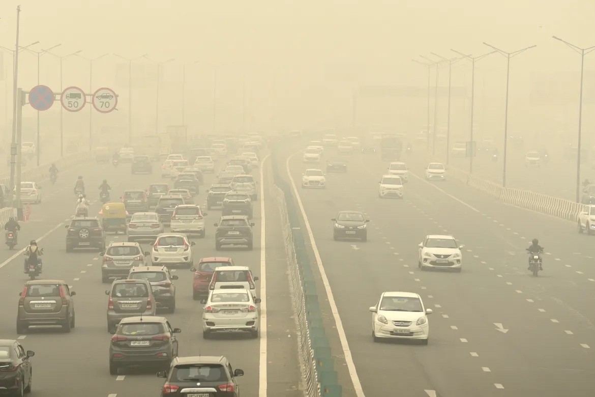 Ấn Độ: Khói bụi bao trùm, thủ đô New Delhi 'mờ ảo' trong không khí ô nhiễm