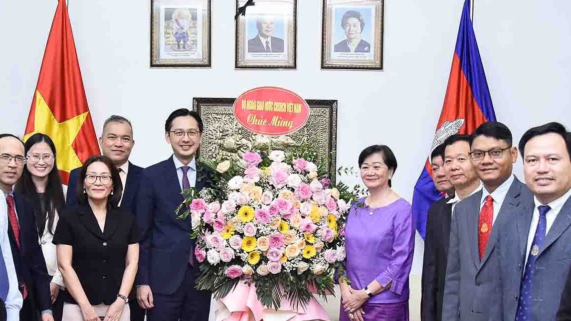 Thứ trưởng Ngoại giao Đỗ Hùng Việt chúc mừng kỷ niệm 70 năm Ngày Độc lập Vương quốc Campuchia
