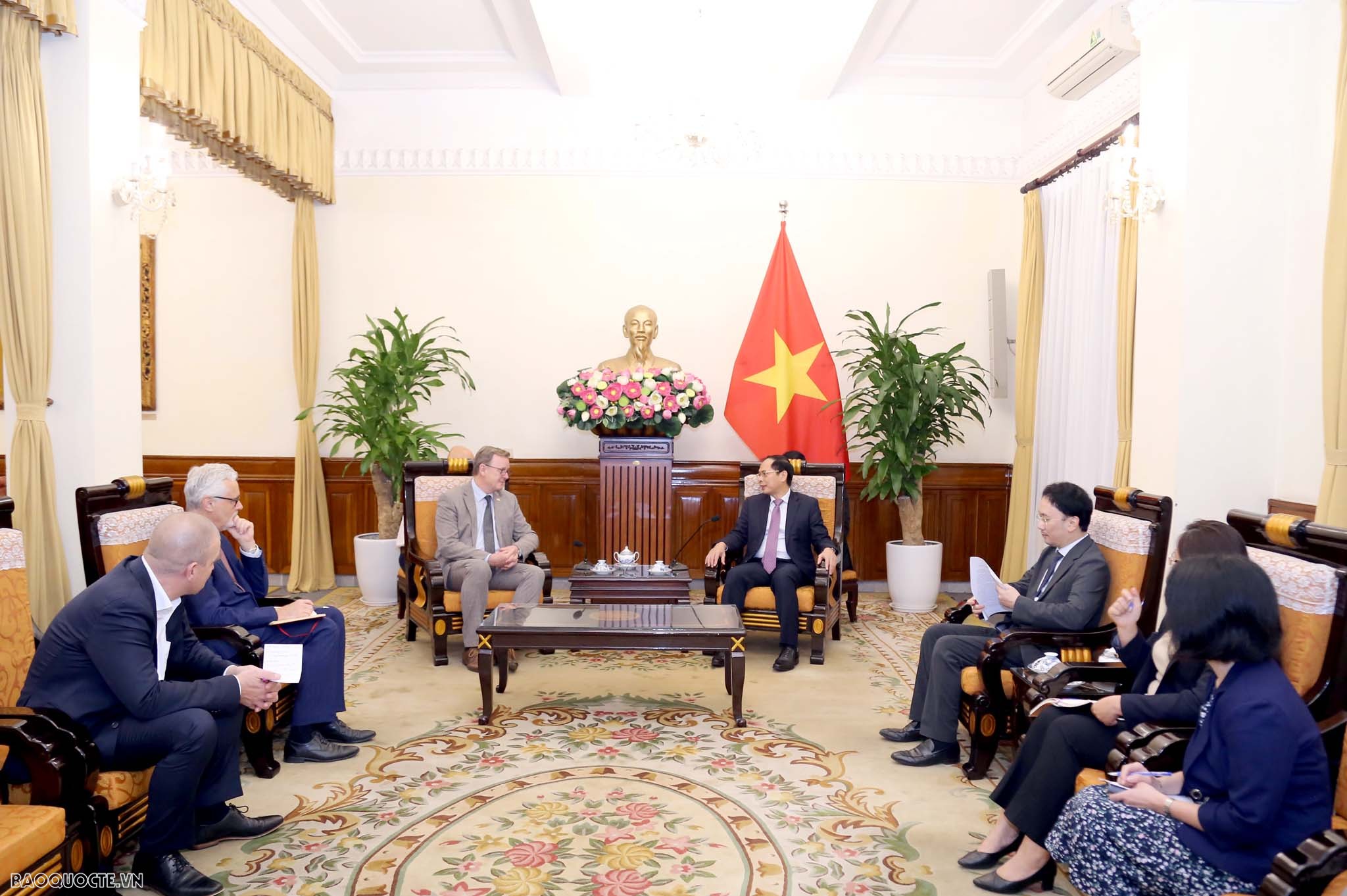Bộ trưởng Ngoại giao Bùi Thanh Sơn tiếp Thủ hiến bang Thüringen, CHLB Đức Bộ trưởng Ngoại giao Bùi Thanh Sơn tiếp Thủ hiến bang Thuringia, cùng đoàn doanh nghiệp Đức đang có chuyến thăm và làm việc tại Việt Nam