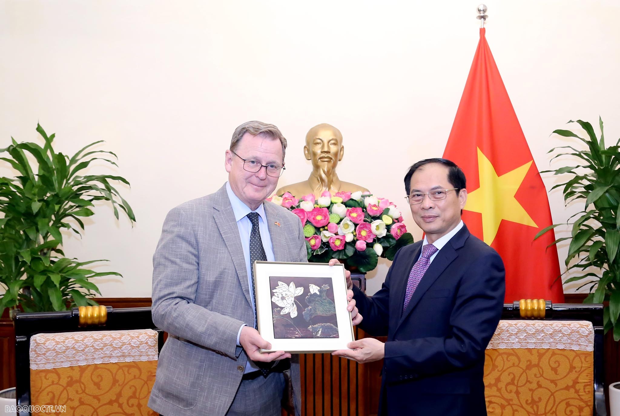 Bộ trưởng Ngoại giao Bùi Thanh Sơn tiếp Thủ hiến bang Thüringen, CHLB Đức Bộ trưởng Ngoại giao Bùi Thanh Sơn tiếp Thủ hiến bang Thuringia, cùng đoàn doanh nghiệp Đức đang có chuyến thăm và làm việc tại Việt Nam