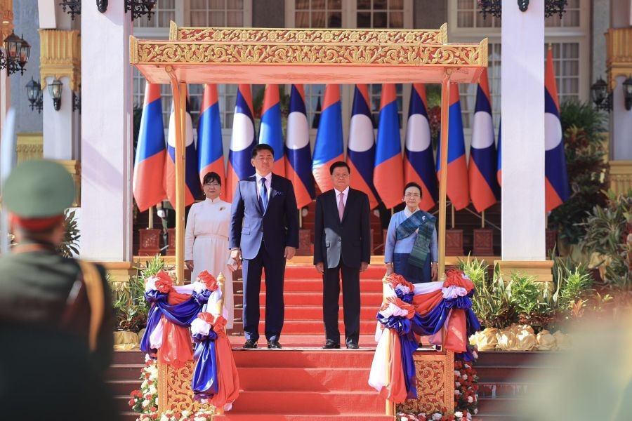 Chủ tịch nước Lào Thongloun Sisoulith và Phu nhân đón Tổng thống Mông Cổ Khurelsukh Ukhnaa và Phu nhân. (Nguồn: Montsame)