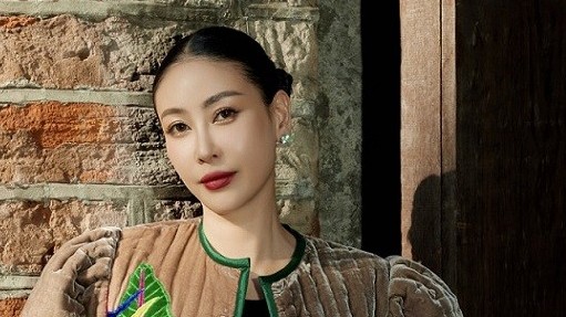 Hoa hậu Hà Kiều Anh xinh đẹp dạo phố Hà Nội ngày sang Đông cùng những mẫu áo trần bông hiện đại