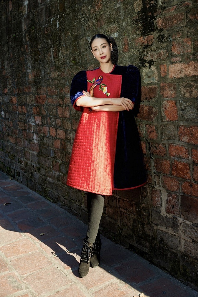 Hà Kiều Anh yêu thích những chiếc áo khoác chần bông với màu sắc rực rỡ vì giúp cô lưu giữ văn hóa truyền thống, giữ ấm cơ thể trong mùa lạnh nhưng vẫn toát lên nét sang trọng. 