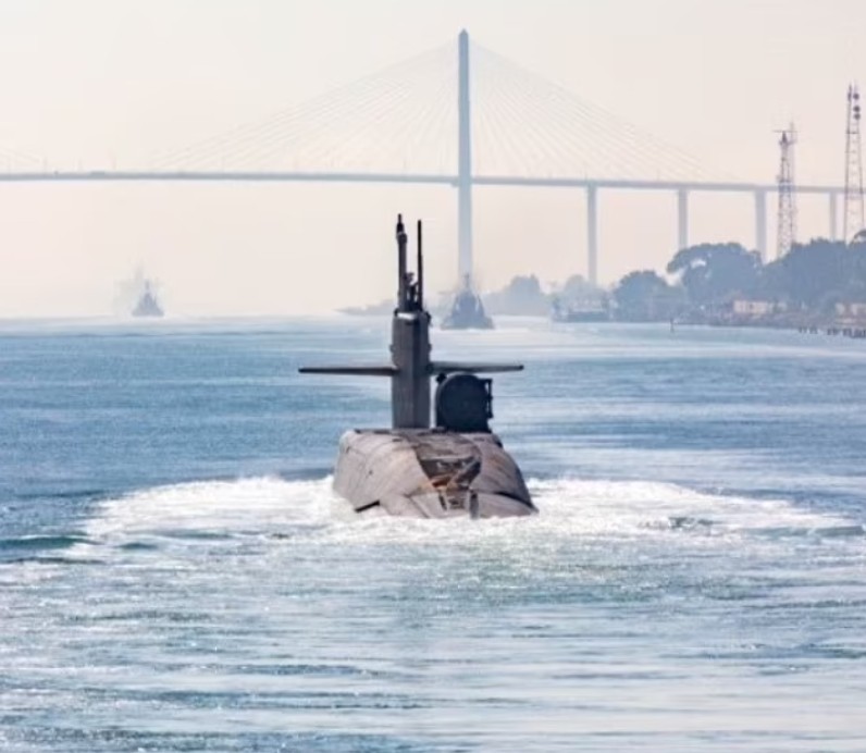 tải hình ảnh tàu ngầm lớp Ohio có khả năng phóng tên lửa hành trình Tomahawk ở kênh đào Suez