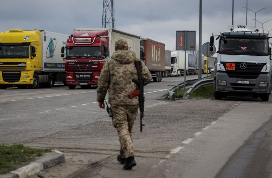 Xe tải chờ qua biên giới Ukraine-Ba Lan, khi cuộc tấn công của Nga vào Ukraine tiếp tục, tại trạm kiểm soát Rava-Ruska, vùng Lviv, Ukraine ngày 17 tháng 4 năm 2023. REUTERS/Roman Baluk/File Photo Acquire Licensing Rights