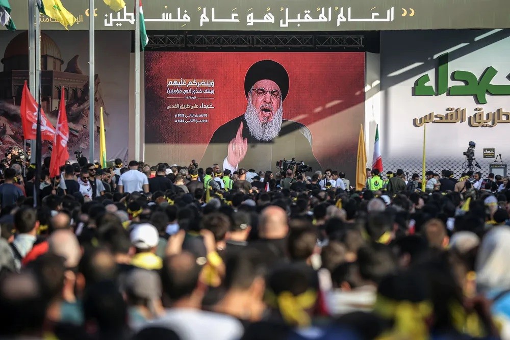 (11.07) Đám đông theo dõi bài phát biểu trực tuyến của thủ lĩnh Hezbollah, ông Hassan Nasrallah tại Beirut, Lebanon ngày 3/11. (Nguồn: AFP/Getty Images)