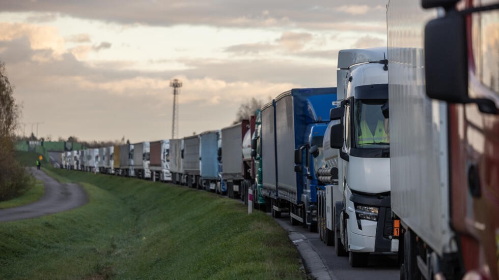 Xe tải xếp hàng tại trạm kiểm soát biên giới ở Dorohusk. (Nguồn: AFP)