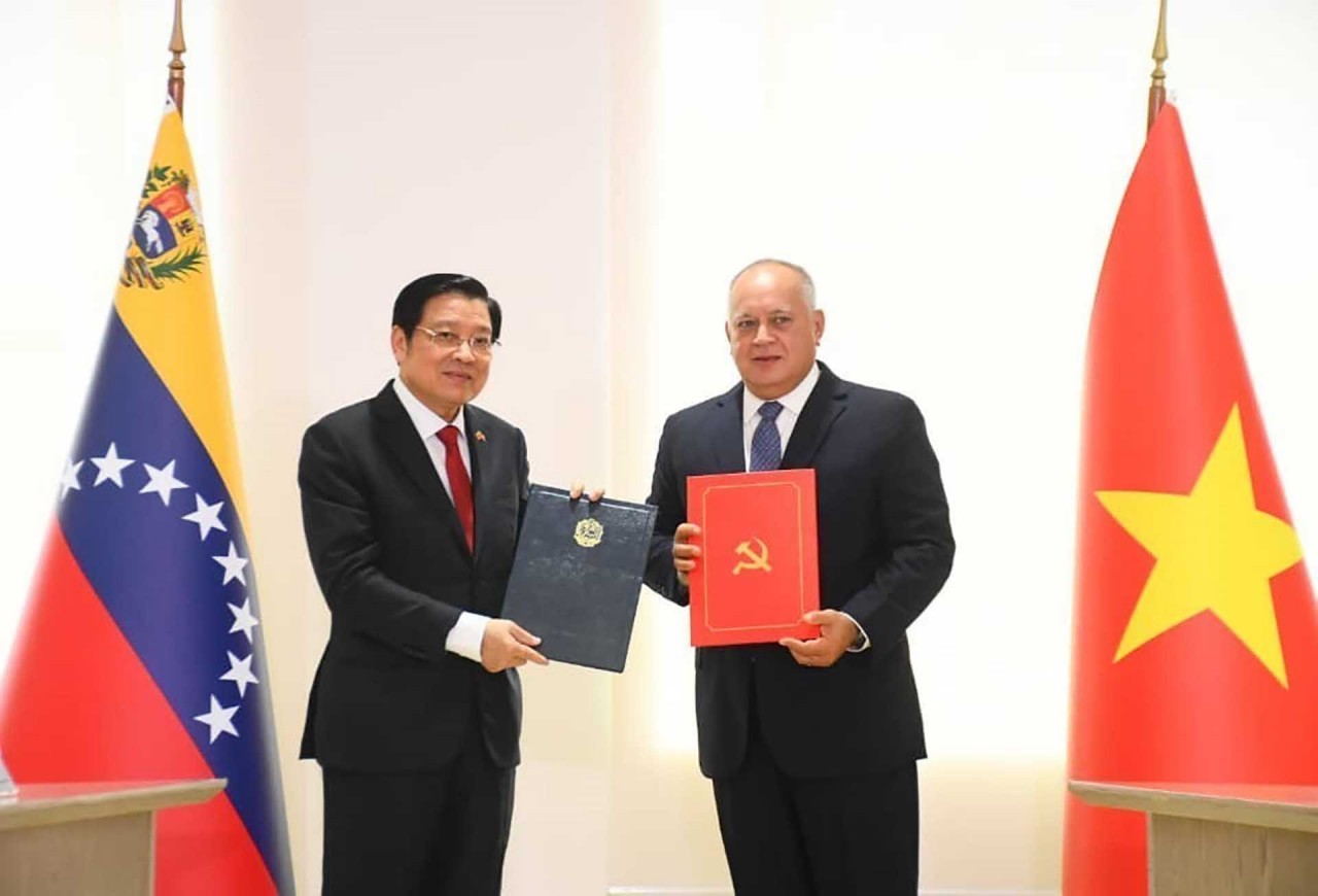 Đồng chí Phan Đình Trạc và Ủy viên Bộ Chính trị, Phó Chủ tịch thứ nhất PSUV Diosdado Cabello ký Thỏa thuận hợp tác giữa Đảng Cộng sản Việt Nam và PSUV. (Nguồn: TTXVN)