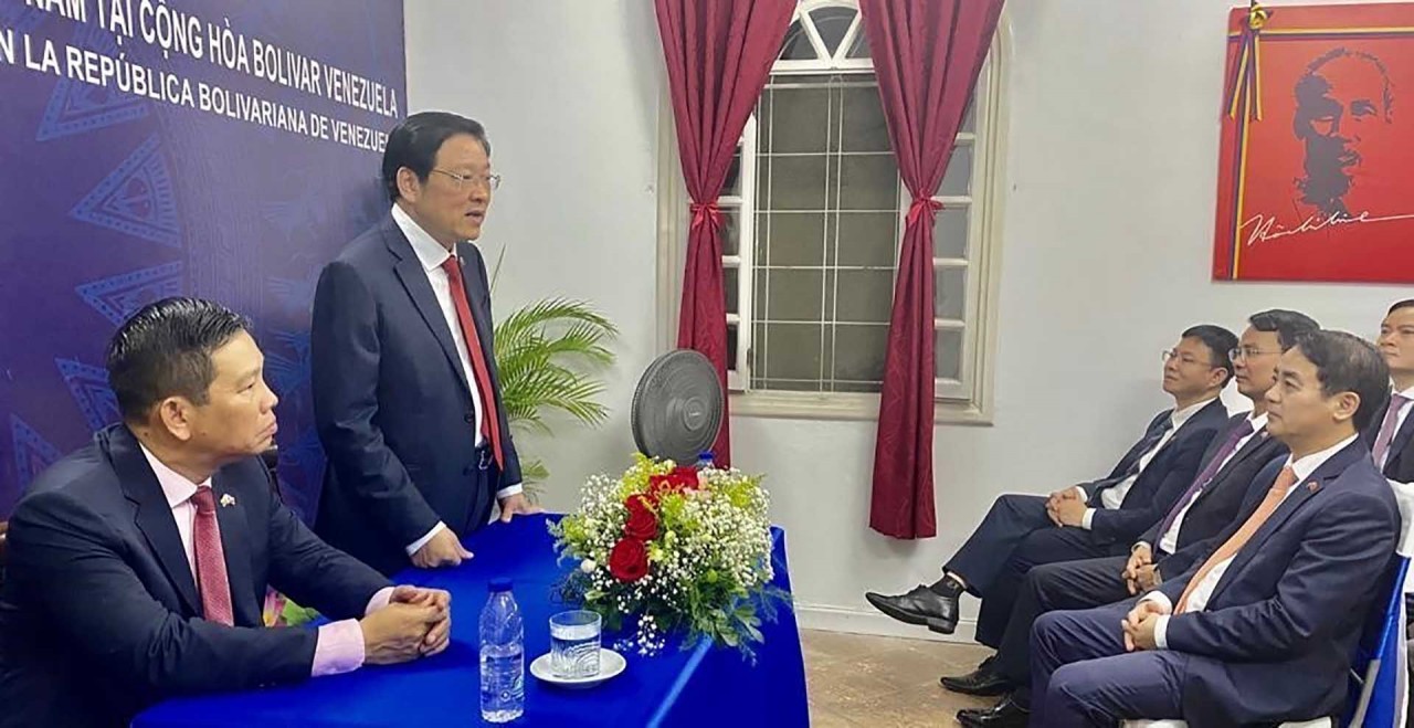 Đồng chí Phan Đình Trạc thăm và nói chuyện với cán bộ, nhân viên Đại sứ quán Việt Nam tại Venezuela. (Nguồn: TTXVN)