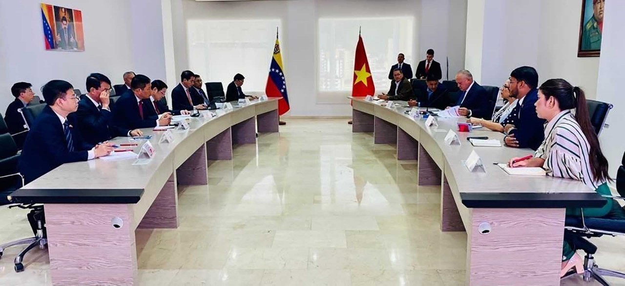 Đồng chí Phan Đình Trạc hội đàm với đồng chí Diosdado Cabello, Ủy viên Bộ Chính trị, Phó Chủ tịch thứ nhất Đảng PSUV. (Nguồn: TTXVN)